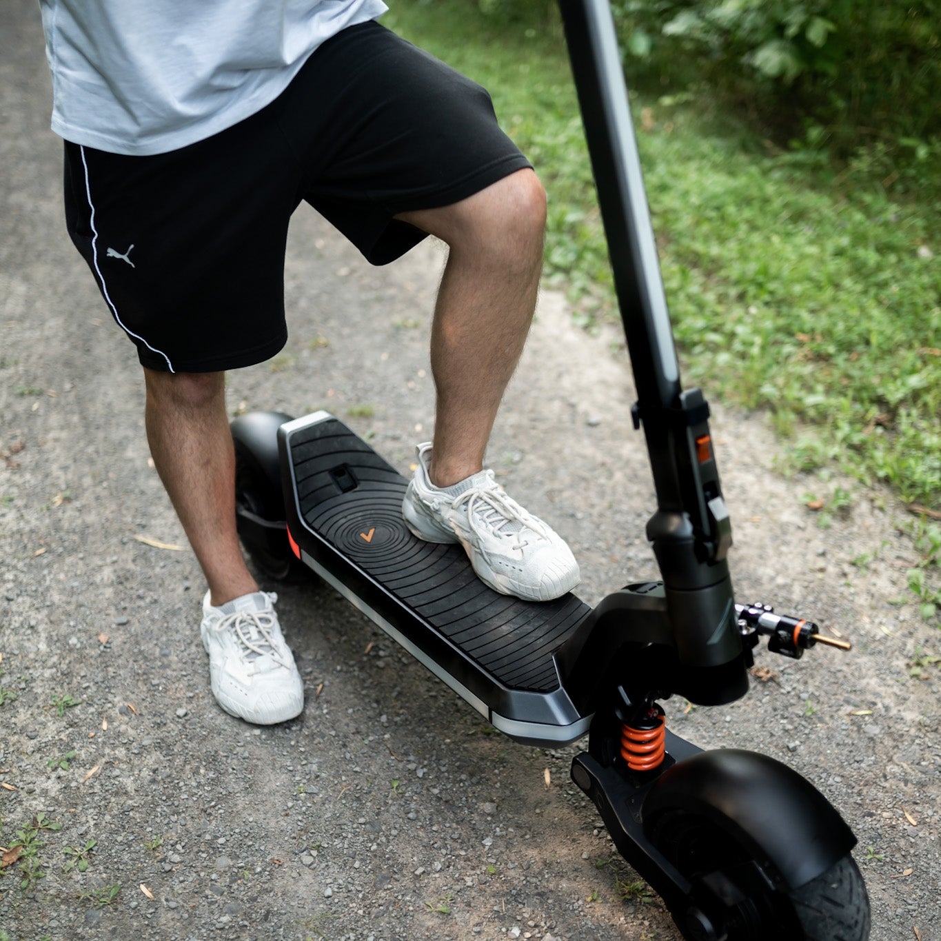 Apollo Phantom 2.0 High-Performance Electric Scooter Dual Motor 3500W Peak Power Up to 44 mph Top Speed 50 Mile Range All-Terrain 11 Inch Tires Suspension Lighting detail image 4