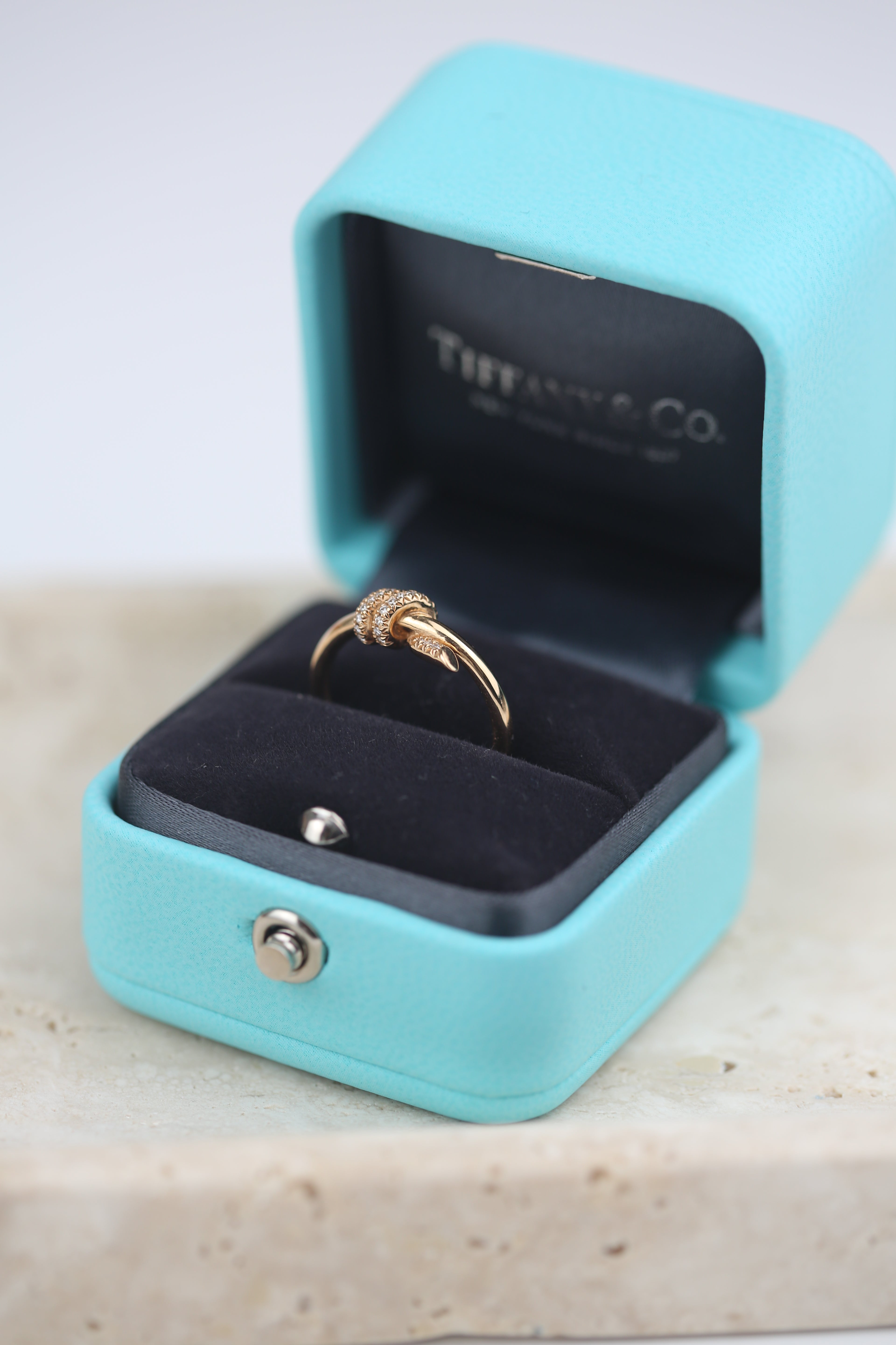 Tiffany & Co Knot ring in yellow gold with diamonds