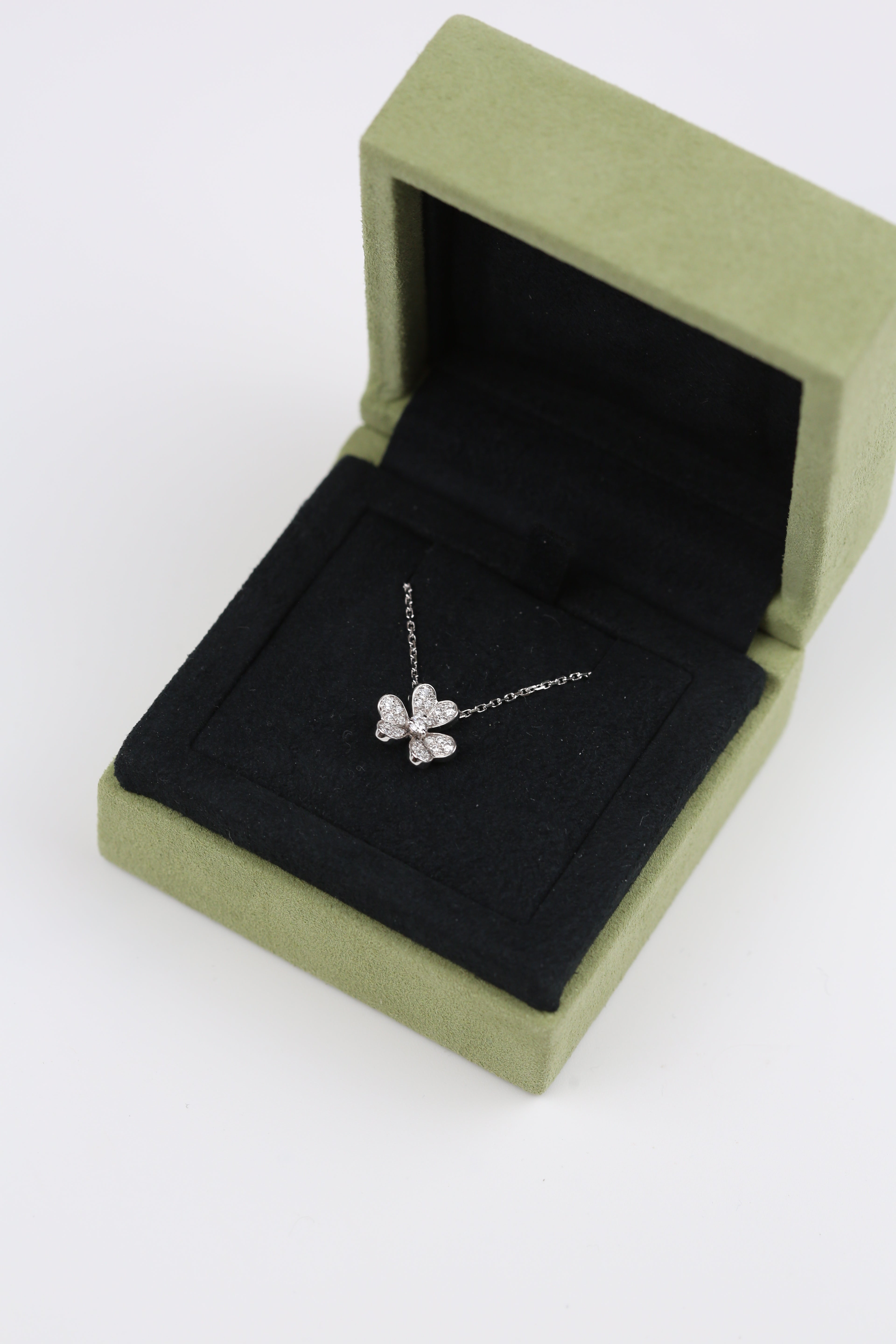 Van Cleef & Arpels Frivole pendant mini 18 white gold