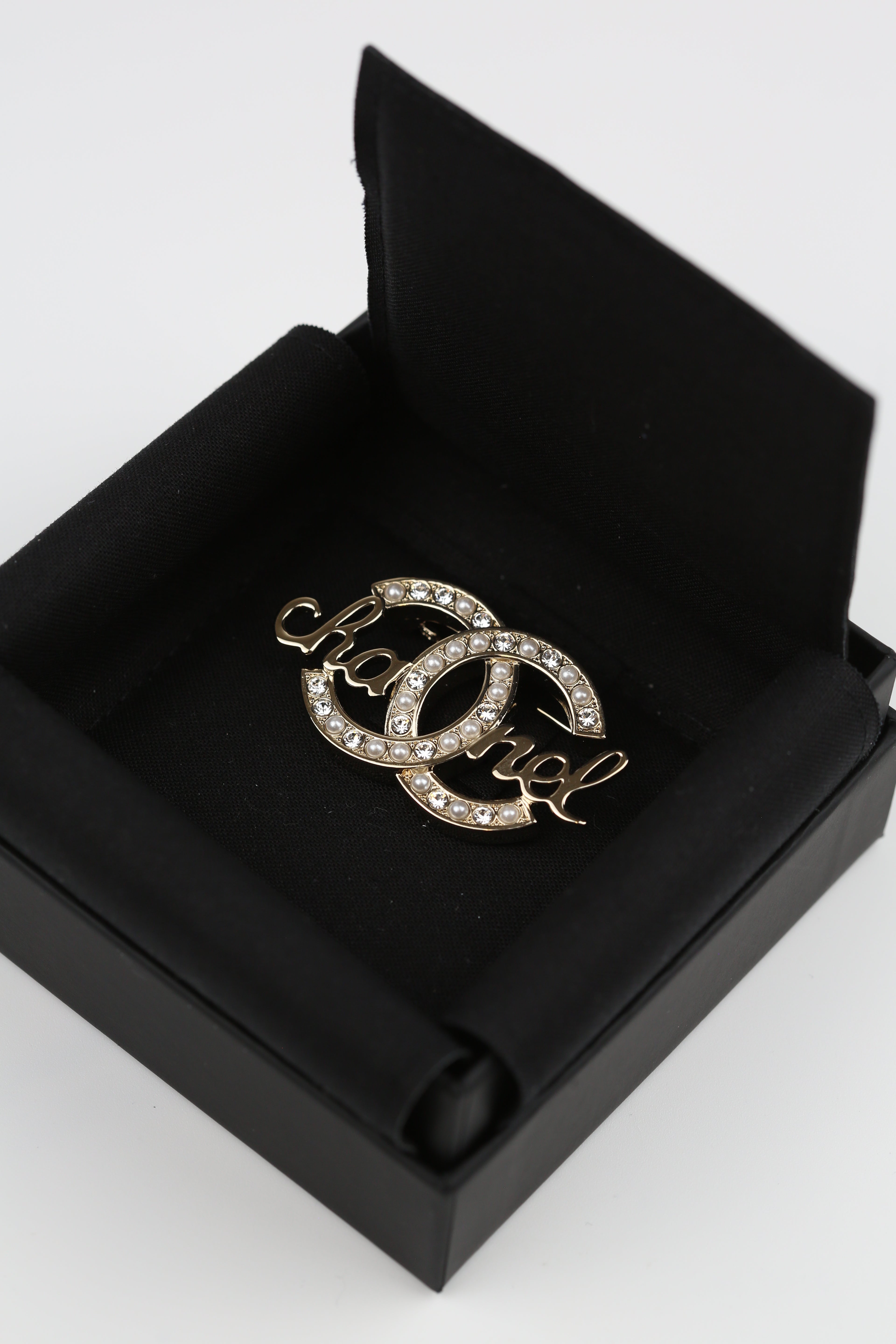 CHANEL CC & Script Logo Brooch Gold