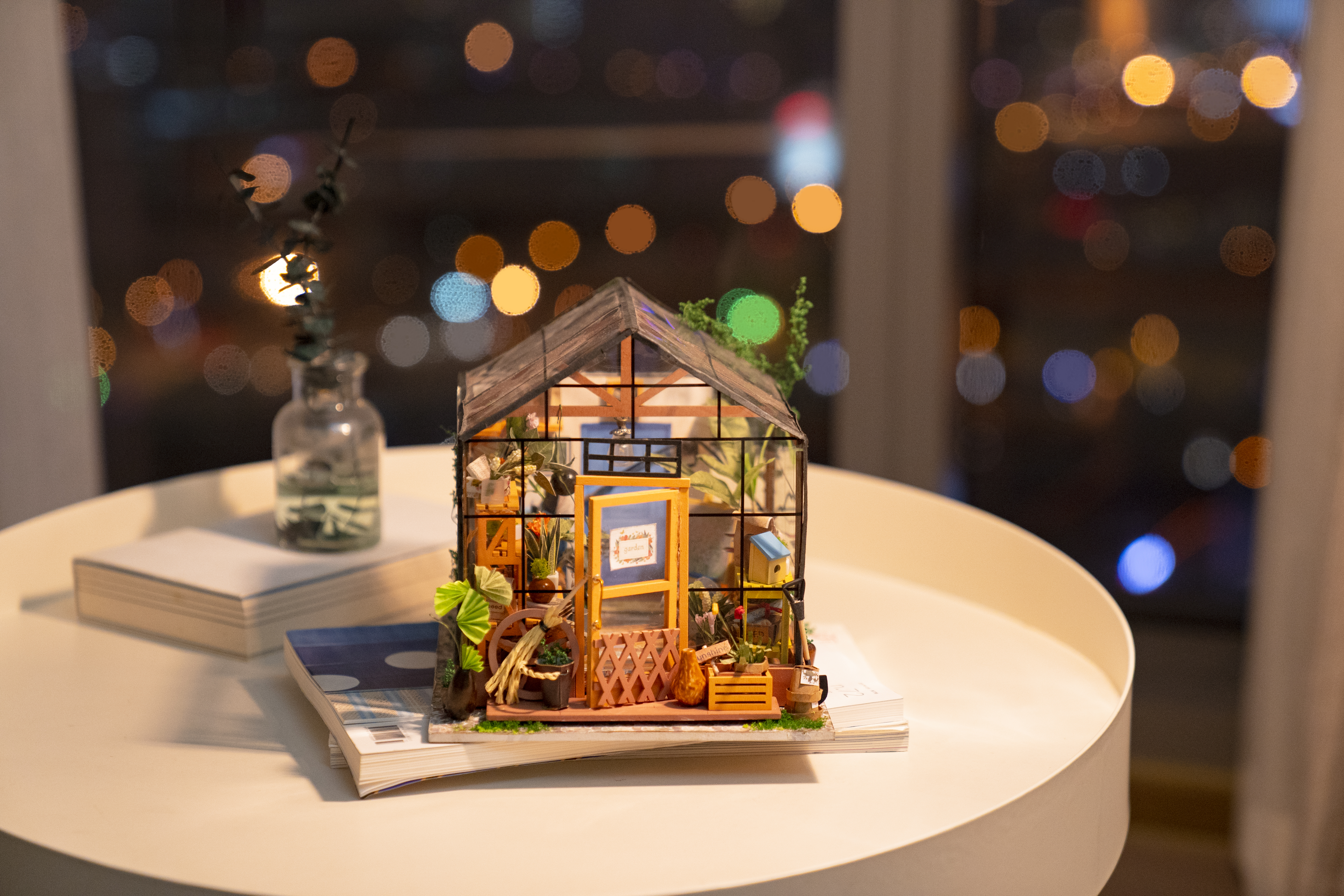 Kit Rolife DIY DG104 Cathy’s Flower House 1/18, casa miniatura tipo invernadero con luz LED, manualidad para adultos y regalo decorativo detail image 2