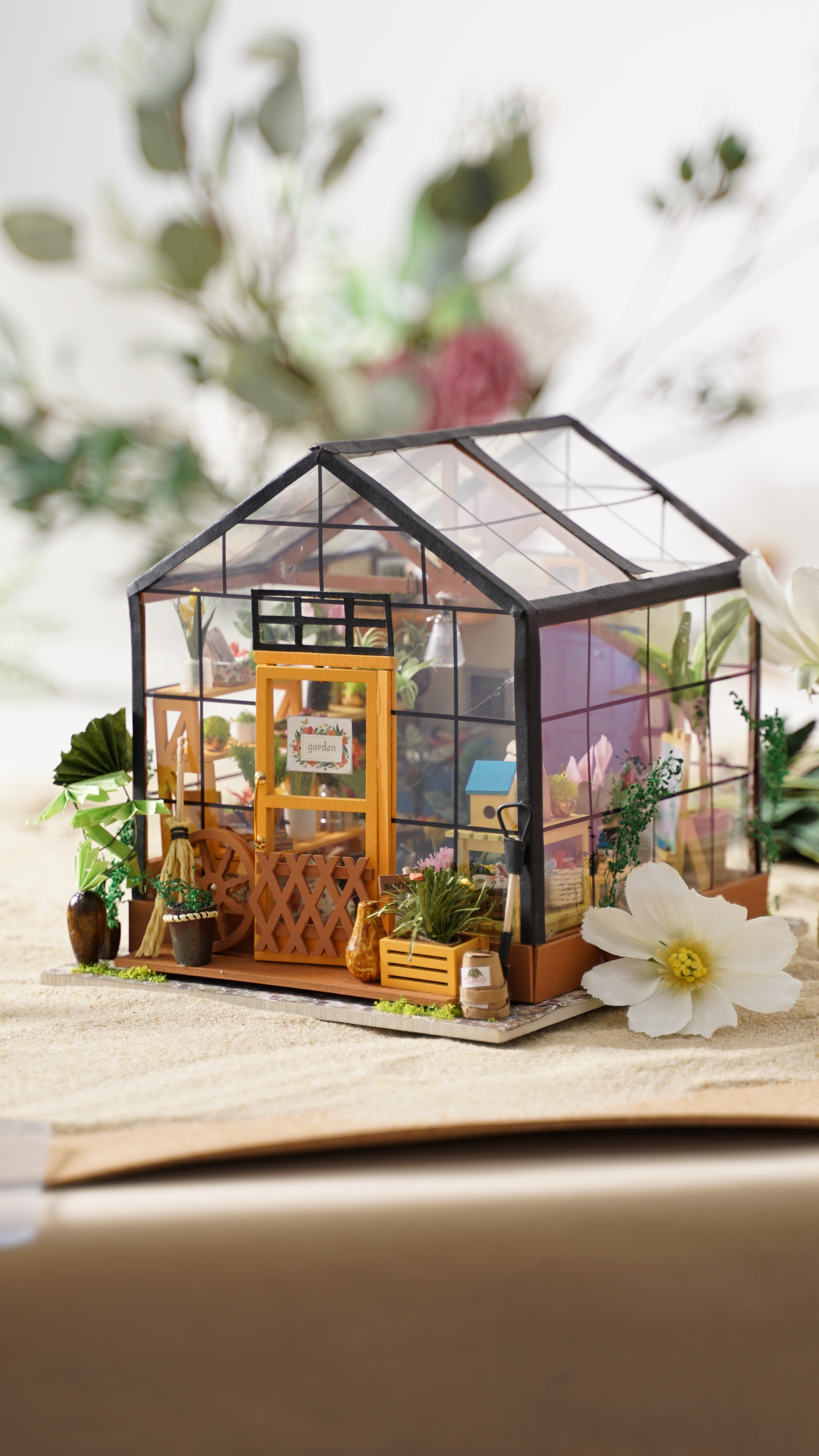 Kit Rolife DIY DG104 Cathy’s Flower House 1/18, casa miniatura tipo invernadero con luz LED, manualidad para adultos y regalo decorativo detail image 5