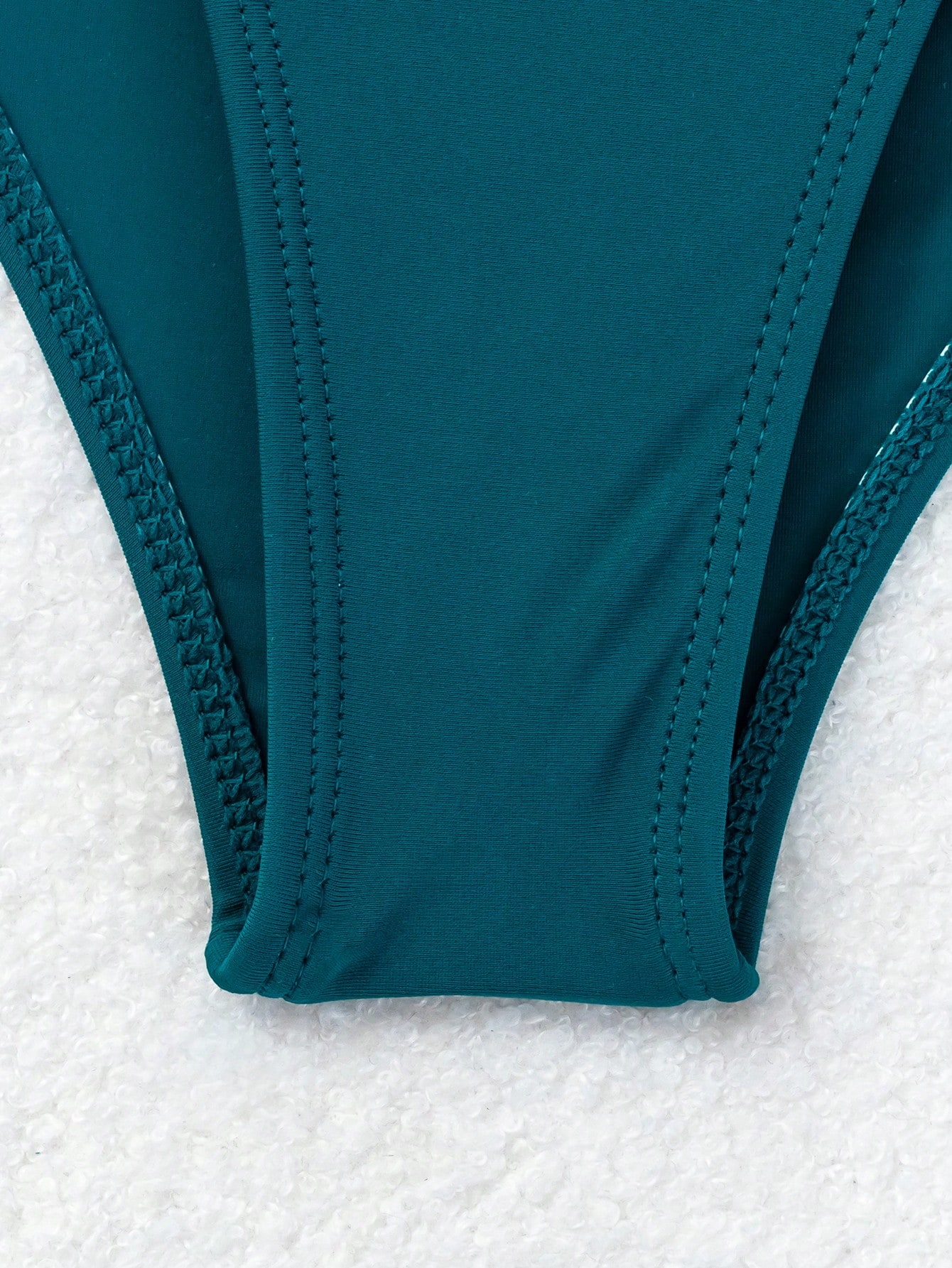 Bañador entero con copas onduladas, recortes en la cintura y adornos de cuentas de concha, disponible en azul marino y verde detail image 7