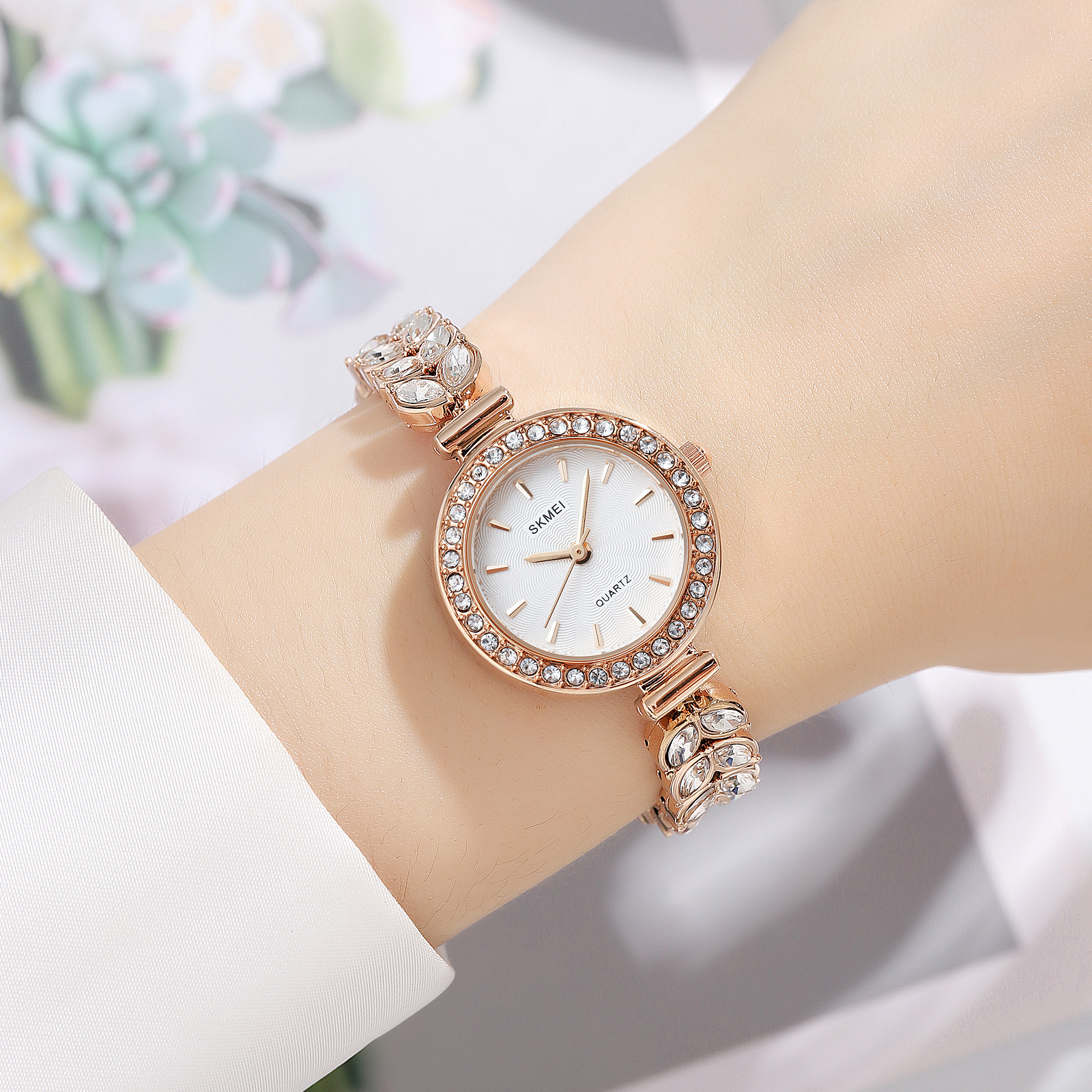 SKMEI 2547 Reloj de mujer de cuarzo elegante - Esfera pequeña y pulsera metálica en dorado/rosa dorado/plata, resistente al agua 30m, estilo ligero y sofisticado para uso diario detail image 4
