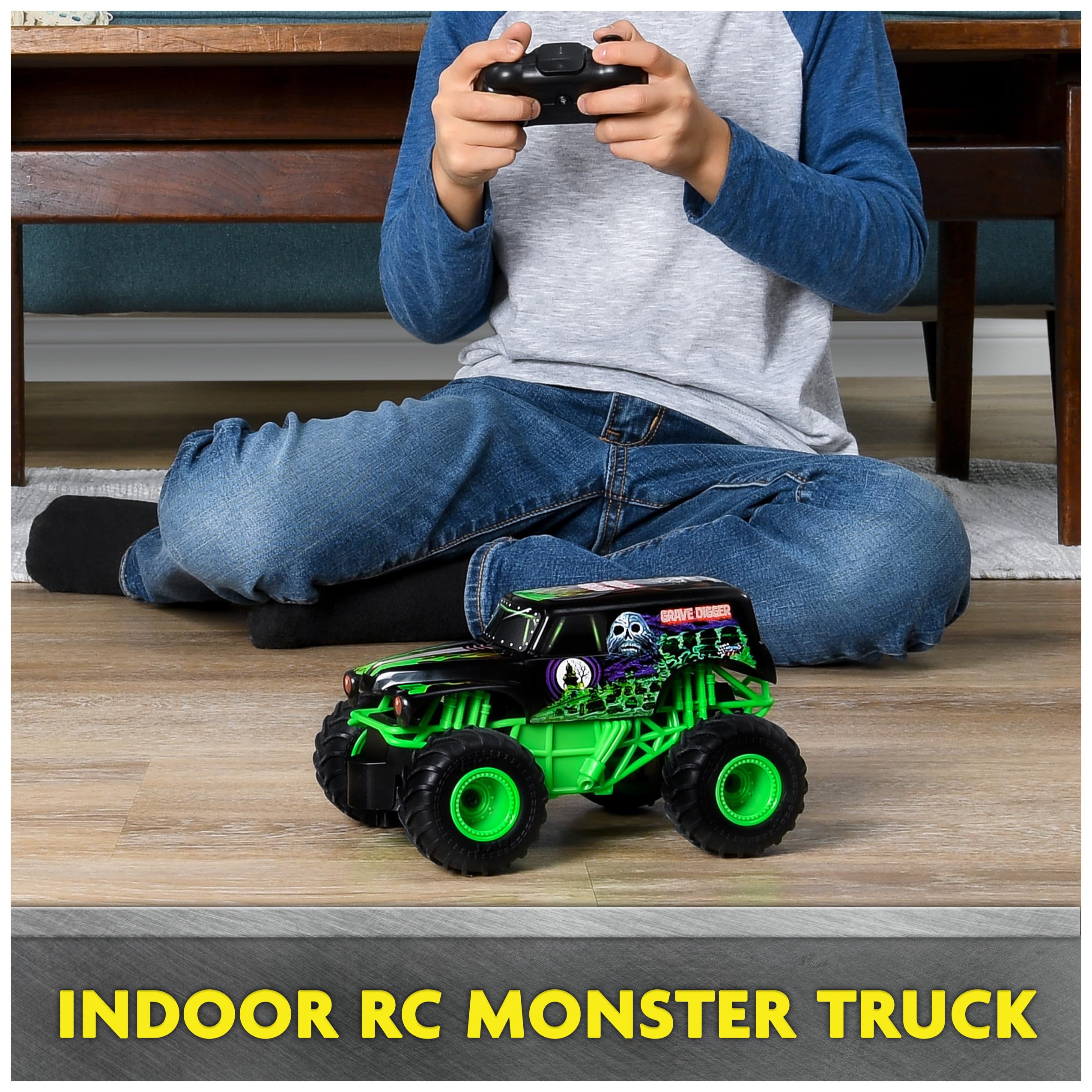Monster Jam Official Grave Digger Remote Control Monster Truck, 1:24 Scale, 2. 4 GHz, Ages 4+ detail image 4